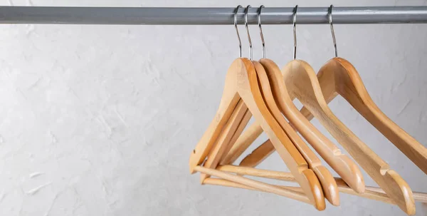 Hout leeg hangers op rek met rustick achtergrond — Stockfoto