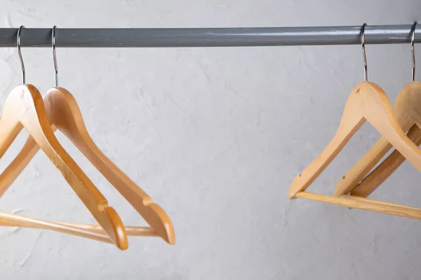 Hout leeg hangers op rek met rustick achtergrond — Stockfoto