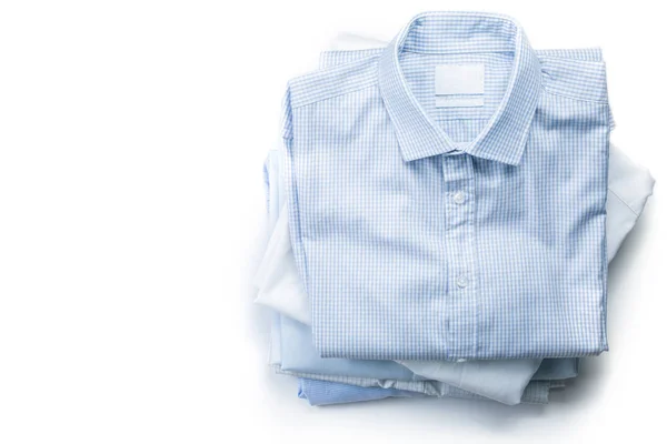 Изолированная стопка мужских сложенных рубашек — стоковое фото