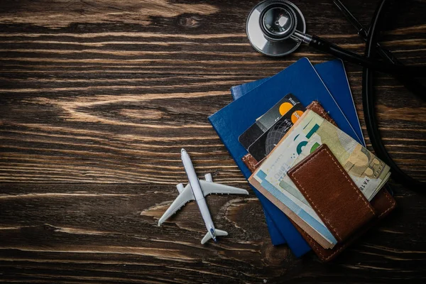 Concetto di turismo medico - passaporti, stetoscopio, aereo, denaro — Foto Stock