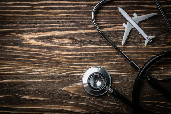 Концепция медицинского туризма - стетоскоп, самолет — стоковое фото