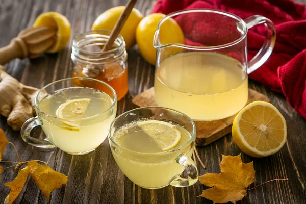 Bevanda calda di autunno - zenzero, limone, tè di miele e ingredienti — Foto Stock