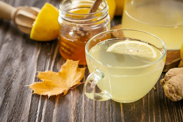 Bevanda calda di autunno - zenzero, limone, tè di miele e ingredienti — Foto Stock