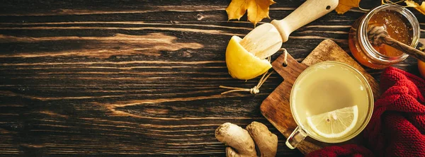 Sonbahar sıcak içecek - zencefil, limon, tatlım çay ve malzemeler