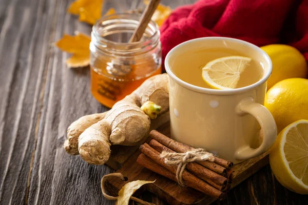Bebida caliente de otoño - jengibre, limón, té de miel e ingredientes — Foto de Stock