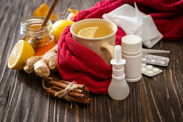 Konsep perawatan medis - madu jahe dan teh lemon dengan obat-obatan, pil dan semprotan — Stok Foto