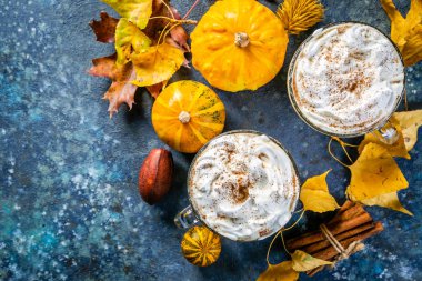 Beton mavi zemin üzerine cam bardak kabak spice latte