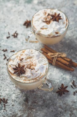 Chai latte ve beton zemin üzerine malzemeler