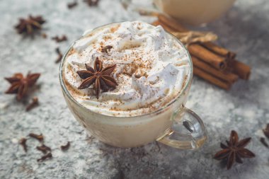 Chai latte ve beton zemin üzerine malzemeler