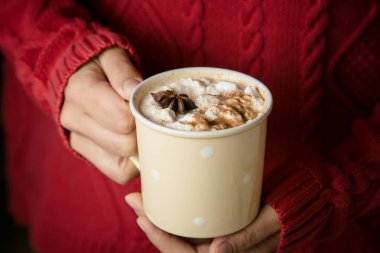 Chai latte fincan holding eller