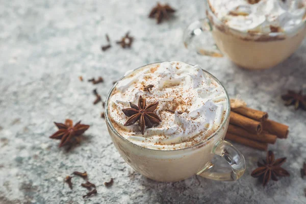 Chai-latte és konkrét háttér-összetevők — Stock Fotó