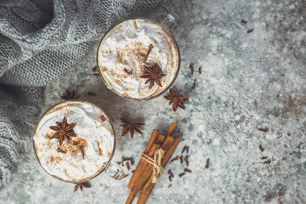 Chai latte και συστατικά σε συγκεκριμένα φόντο — Φωτογραφία Αρχείου