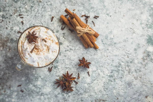 Chai latte e ingredientes sobre fundo de concreto — Fotografia de Stock