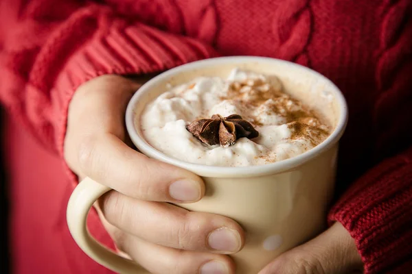 Handen met kopje chai latte — Stockfoto