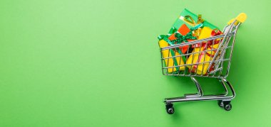 Online alışveriş kavramı - arabası sepeti hediye tam
