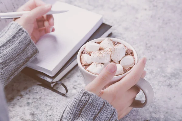 Espacio de trabajo acogedor de invierno con computadora, teléfono, bloc de notas, cacao — Foto de Stock