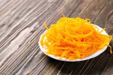 Balkabagi vejetaryen erişte rustik arka plan üzerinde