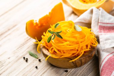 Balkabagi vejetaryen erişte rustik arka plan üzerinde