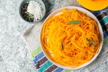 Balkabagi vejetaryen erişte rustik arka plan üzerinde