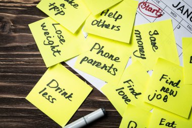 Yeni yıl kararları kavramı - post-it Notlar takvim ile çözünürlük