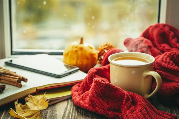 Hösten te med halsduk och bladen framme av fönster — Stockfoto