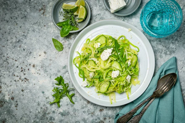 Fideos Calabacín Con Pepino Queso Feta Rúcula Fondo Rústico —  Fotos de Stock