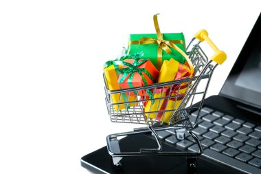 Ciber Pazartesi kavramı - arabası sepeti Noel ile defter üzerinde sunuyor.