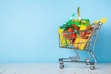 Ciber Pazartesi kavramı - arabası sepeti Noel ile sunar, mavi arka plan