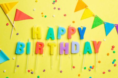 Doğum günü kavramı - mumlar harfleri mutlu yıllar ve konfeti