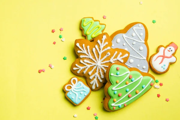 Christmas cookies på ljusa gul bakgrund — Stockfoto