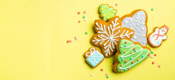 Рождественские печенья на ярко-желтом фоне — стоковое фото