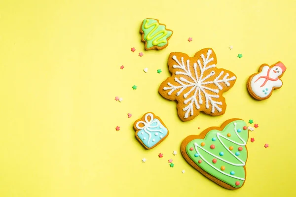 Christmas cookies på ljusa gul bakgrund — Stockfoto