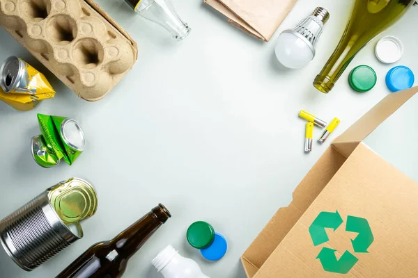 Conceito de reciclagem - materiais recicláveis com símbolo — Fotografia de Stock