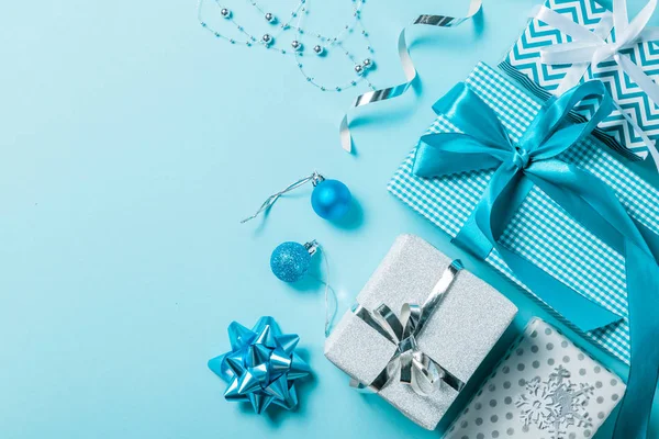 Різдвяний фон - подарунки та прикраси в сріблі та синьому — стокове фото