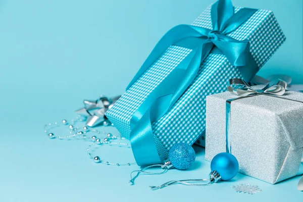 Fondo de Navidad - regalos y decoraciones en plata y azul — Foto de Stock