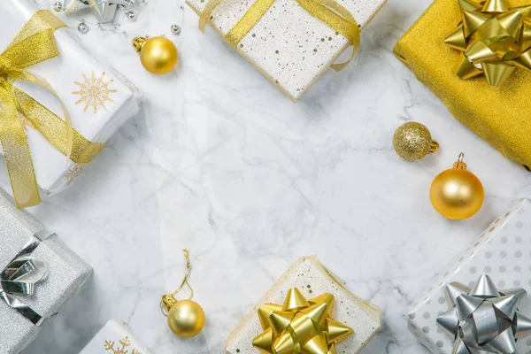 Різдвяна концепція - срібні та золоті подарунки з конфетті та стрічкою — стокове фото