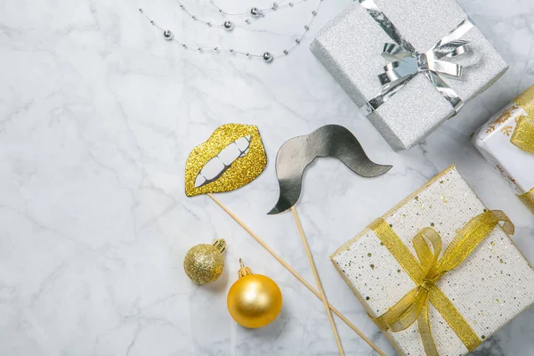 Різдвяна концепція - срібні та золоті подарунки з конфетті та стрічкою — стокове фото