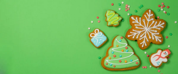 Conceito de Natal - biscoitos gignerbread em fundo verde brilhante — Fotografia de Stock