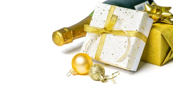 Різдвяна концепція - срібні та золоті подарунки з шампанським та кульками — стокове фото
