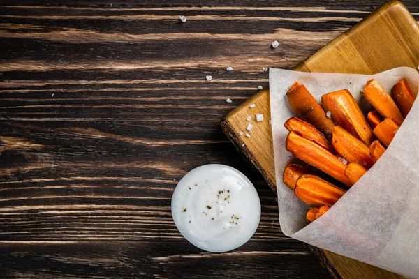 Alternativa de batatas fritas saudáveis - batatas fritas de cenoura, batata frita — Fotografia de Stock