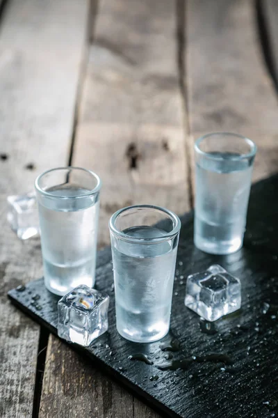 Tradiční řecké vodky - ouzo v zastřelil brýle — Stock fotografie