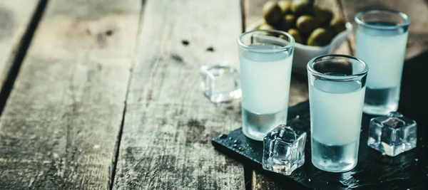 Vodka grega tradicional - ouzo em copos de tiro — Fotografia de Stock