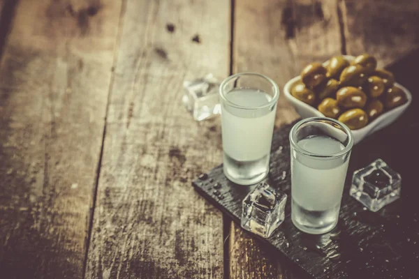 Traditionele Griekse wodka - ouzo in shot glazen — Stockfoto