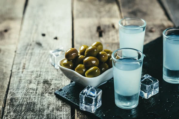 Vodka grega tradicional - ouzo em copos de tiro — Fotografia de Stock