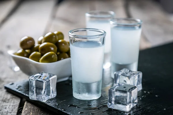 Vodka grega tradicional - ouzo em copos de tiro — Fotografia de Stock