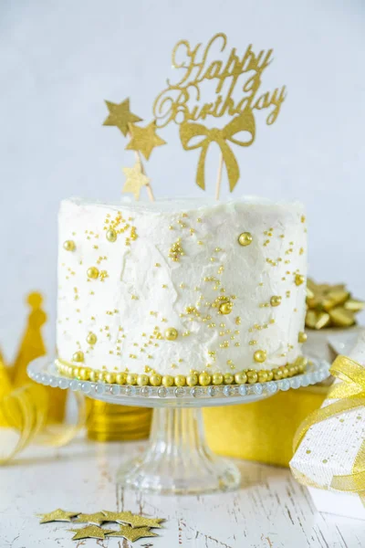 골든 생일 개념-케이크, 선물, 장식 — 스톡 사진