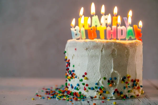 Urodziny kolorowy koncepcja - tort, świeczki, prezenty, dekoracje — Zdjęcie stockowe