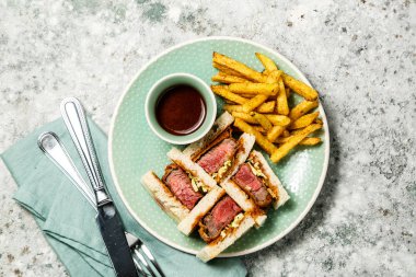 Katsu Sando - gıda trend Japon sandviç biftek ve patates kızartması ile