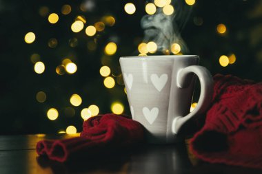 Sıcak çikolata hatmi Noel ağacı, bokeh önünde