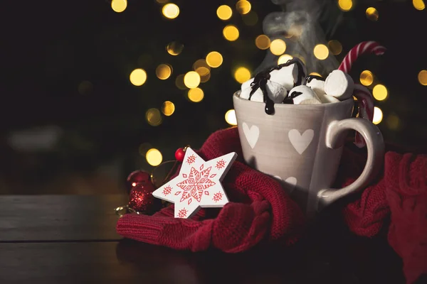Ζεστή σοκολάτα με marshmallow μπροστά από το χριστουγεννιάτικο δέντρο — Φωτογραφία Αρχείου